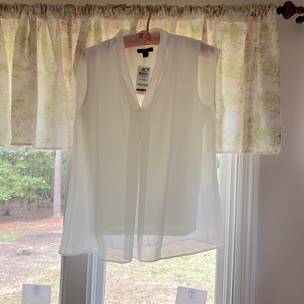Ladies white sleeveless lined Alfani top. Size PM